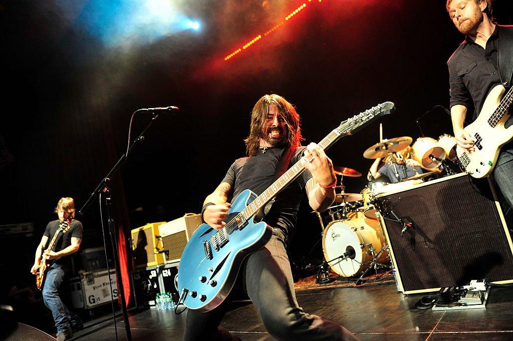 foo fighters performing live